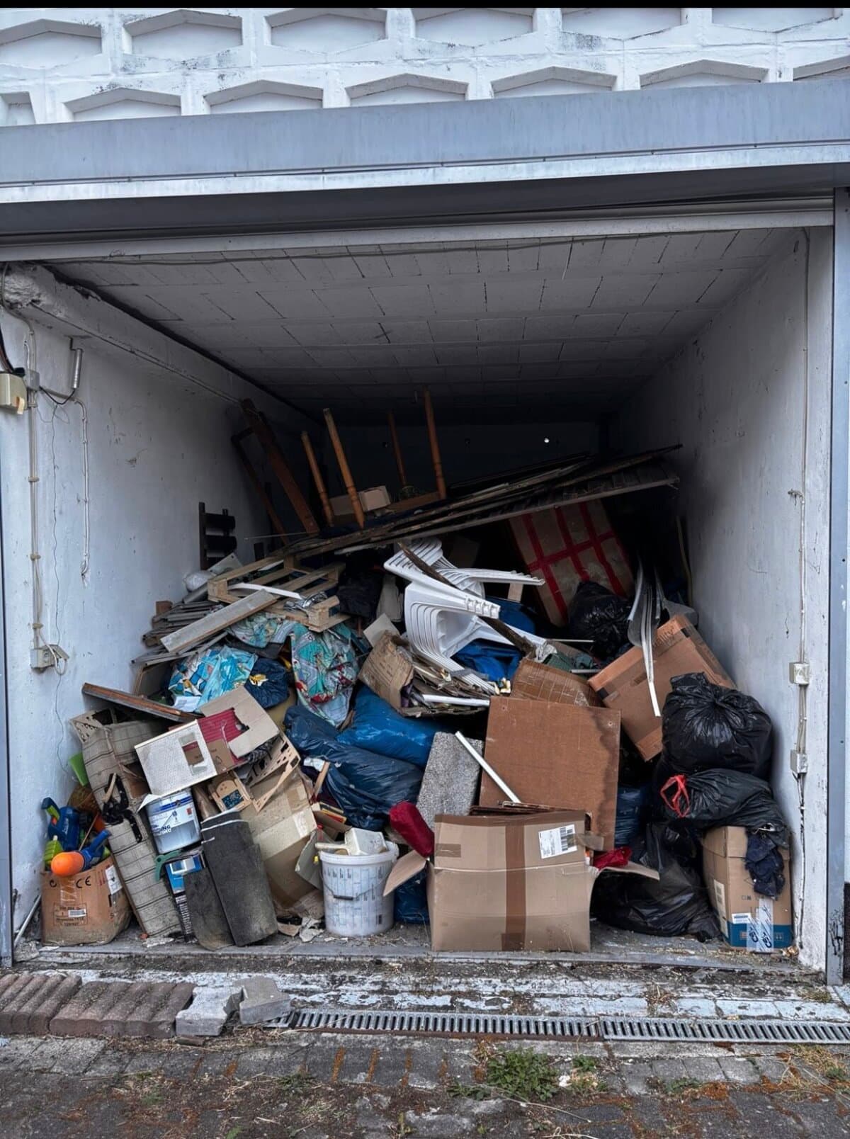 Vollgestellte Garage vor der Entrümpelung